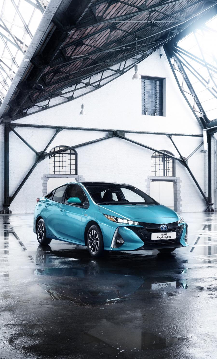  Toyota Prius Plug-in Hybrid 2016 года  (фото 2 из 187)